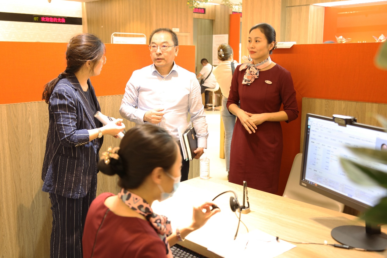 山东省保险行业协会副秘书长肖宁一行到分公司就金融知识普及月落实情况和保险特色营业网点适老服务情况开展督导体验