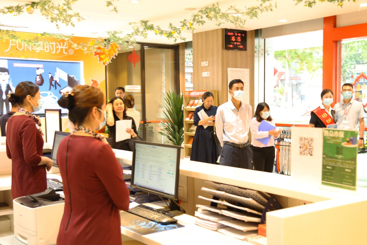 山东省保险行业协会副秘书长肖宁一行到分公司就金融知识普及月落实情况和保险特色营业网点适老服务情况开展督导体验