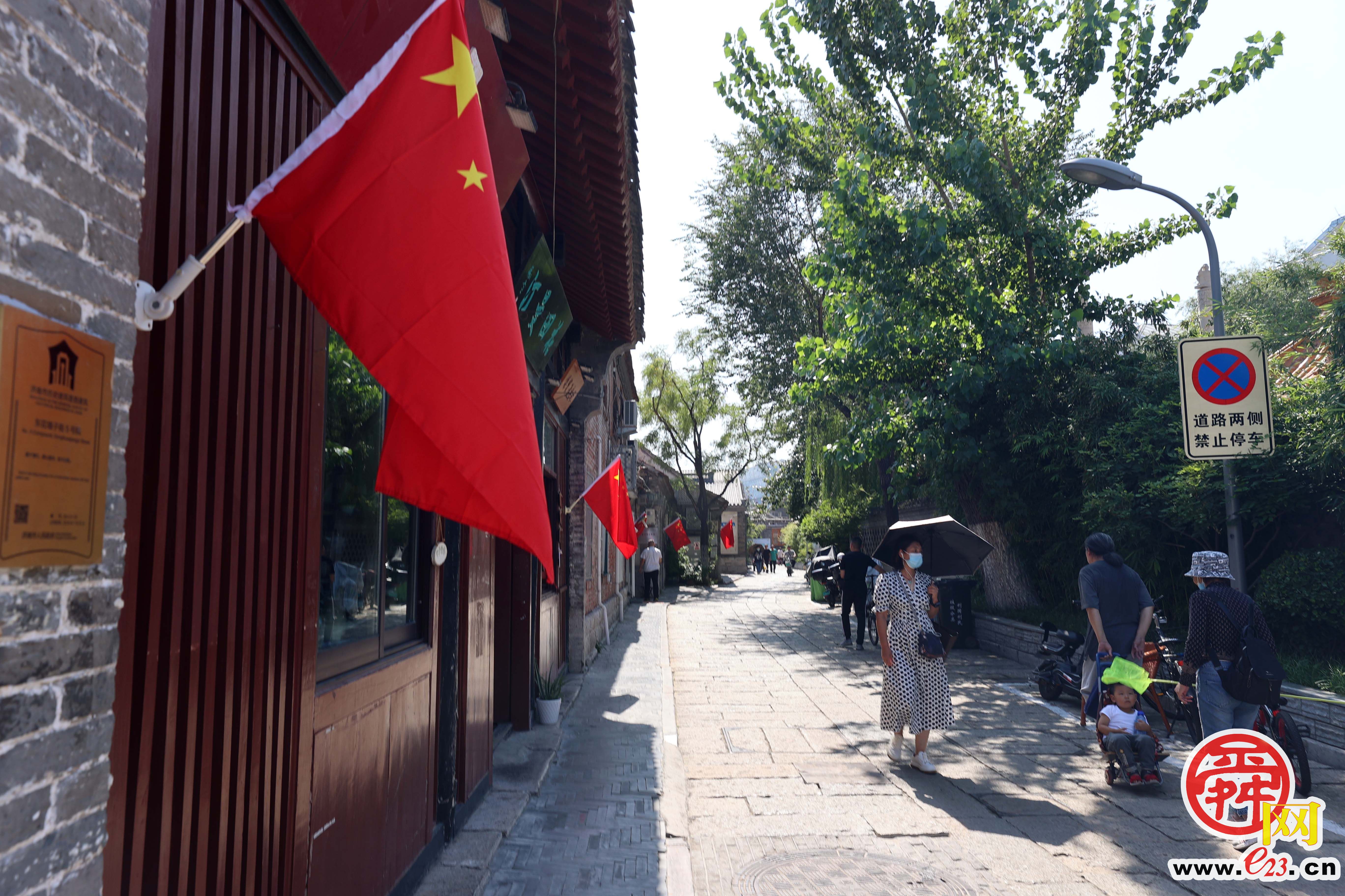 挂国旗迎国庆 满城洋溢中国红