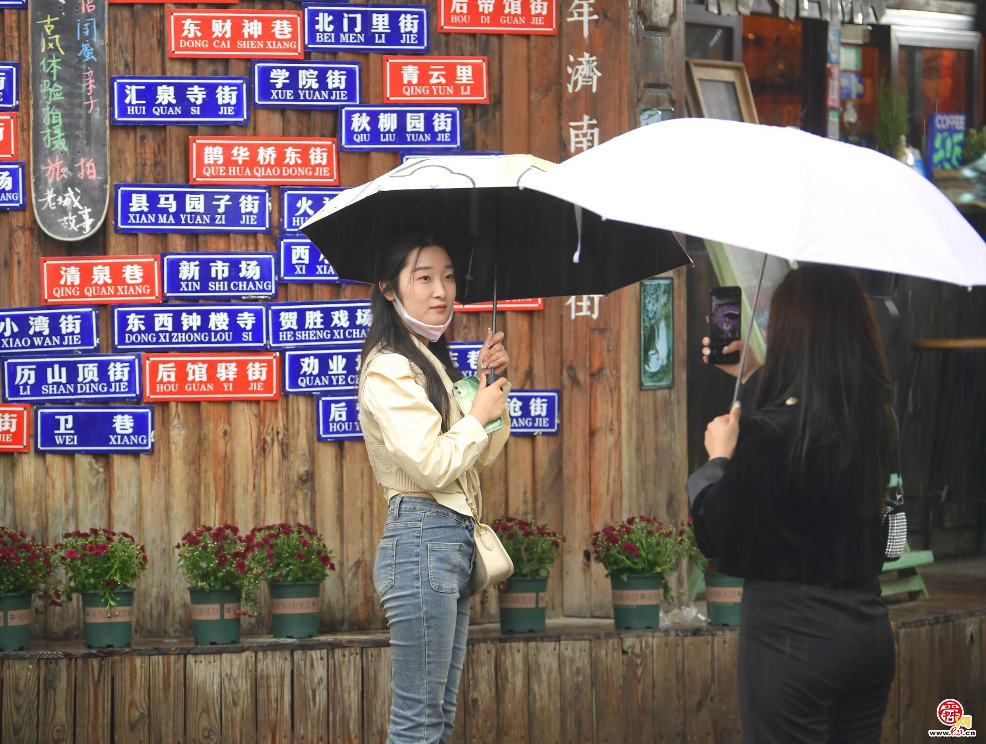 国庆首日迎秋雨绵绵，漫步老街体味泉城之美
