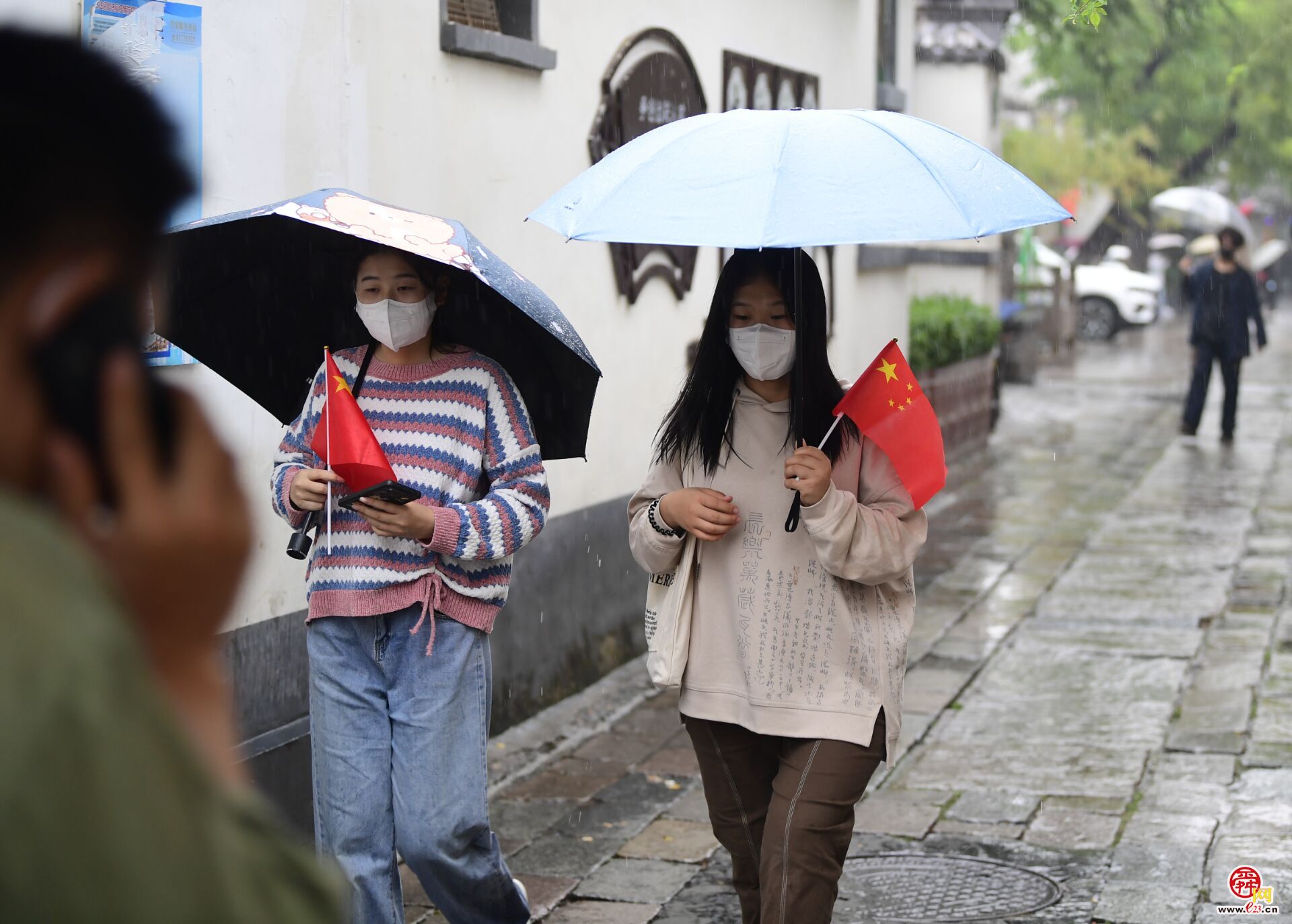 国庆首日迎秋雨绵绵，漫步老街体味泉城之美