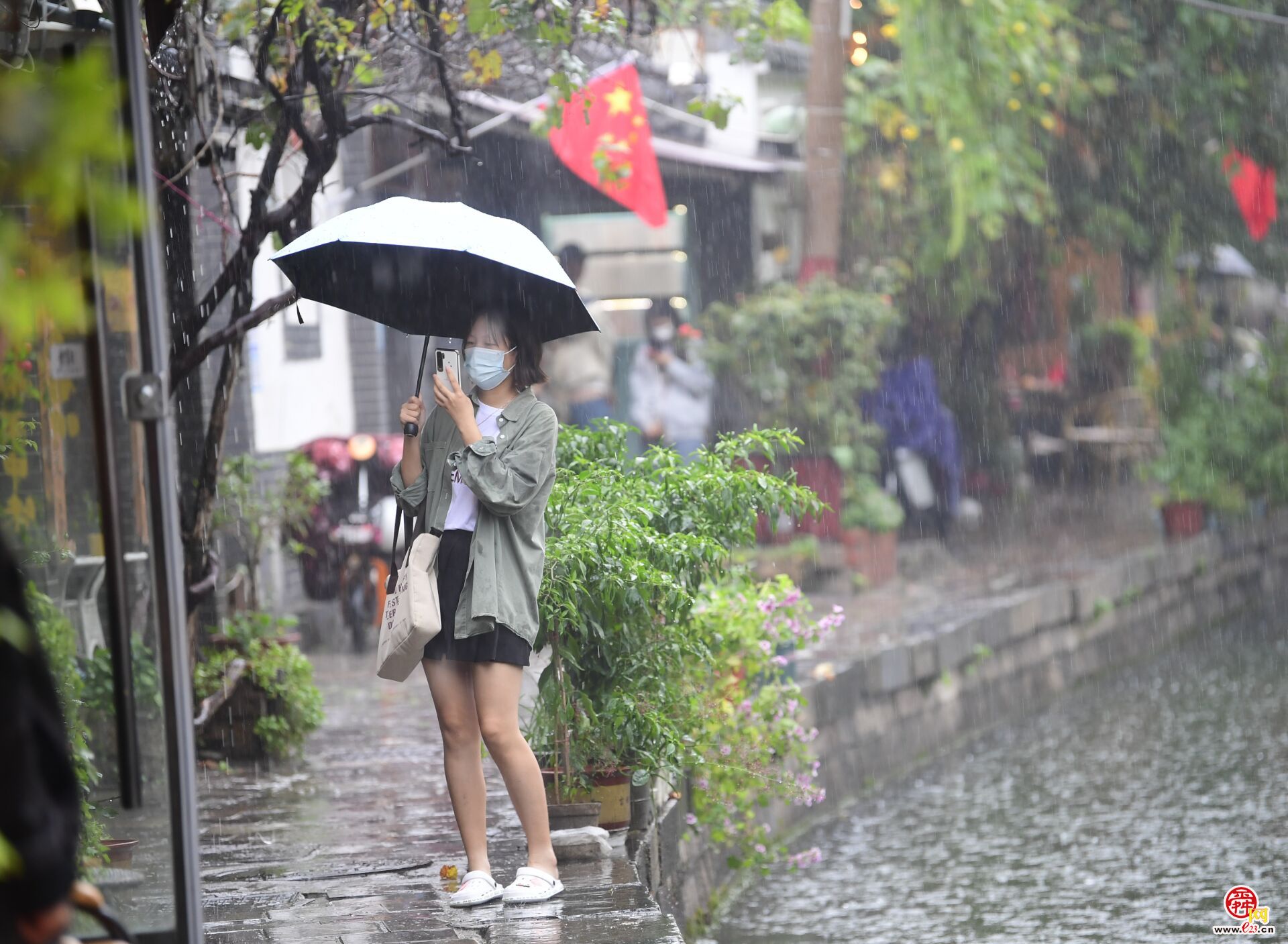 国庆首日迎秋雨绵绵，漫步老街体味泉城之美