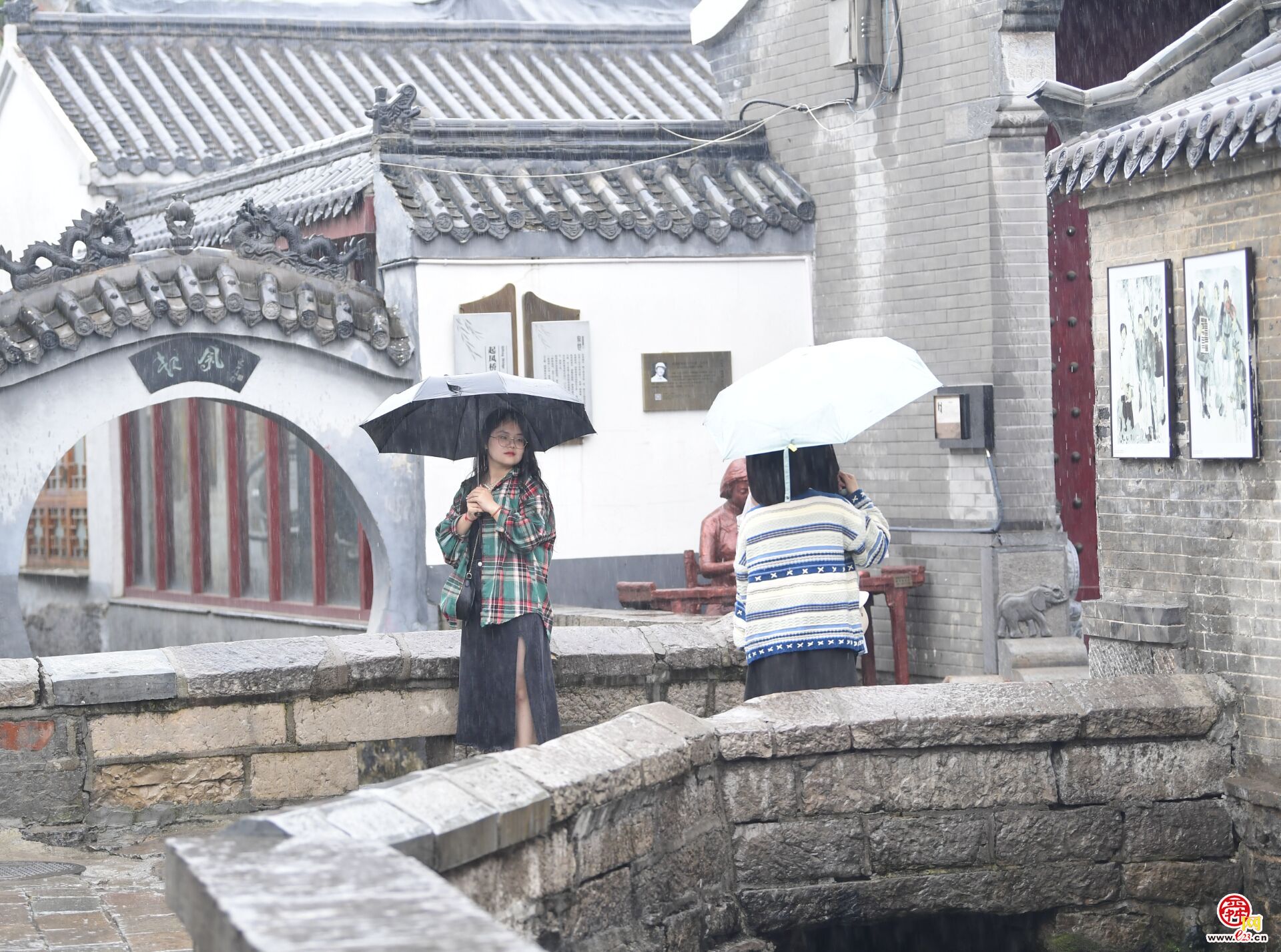 国庆首日迎秋雨绵绵，漫步老街体味泉城之美