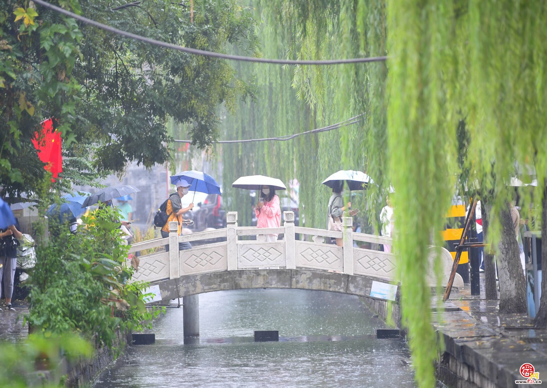 国庆首日迎秋雨绵绵，漫步老街体味泉城之美