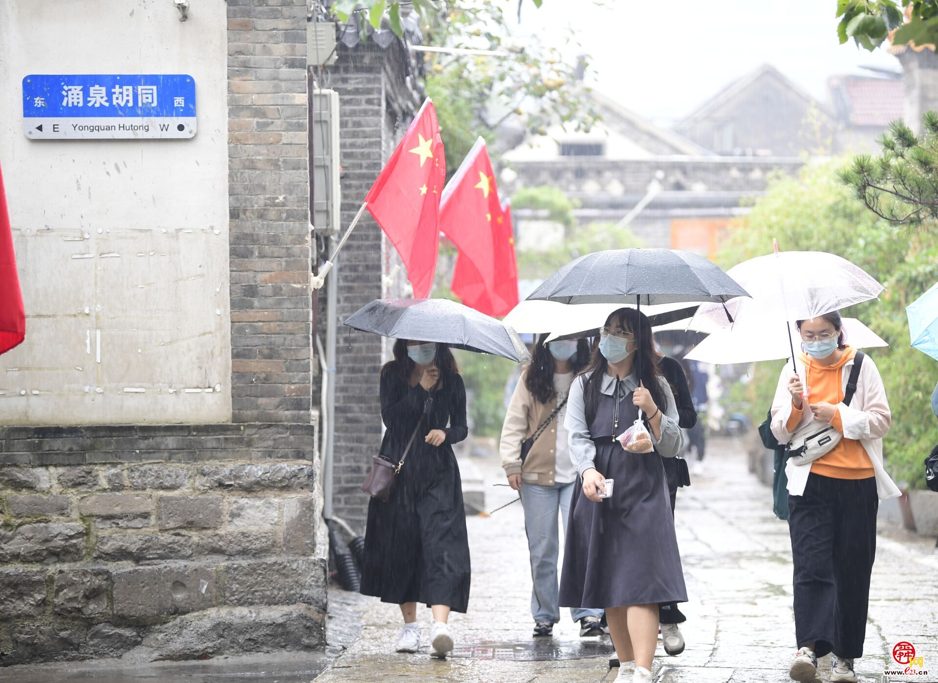 国庆首日迎秋雨绵绵，漫步老街体味泉城之美