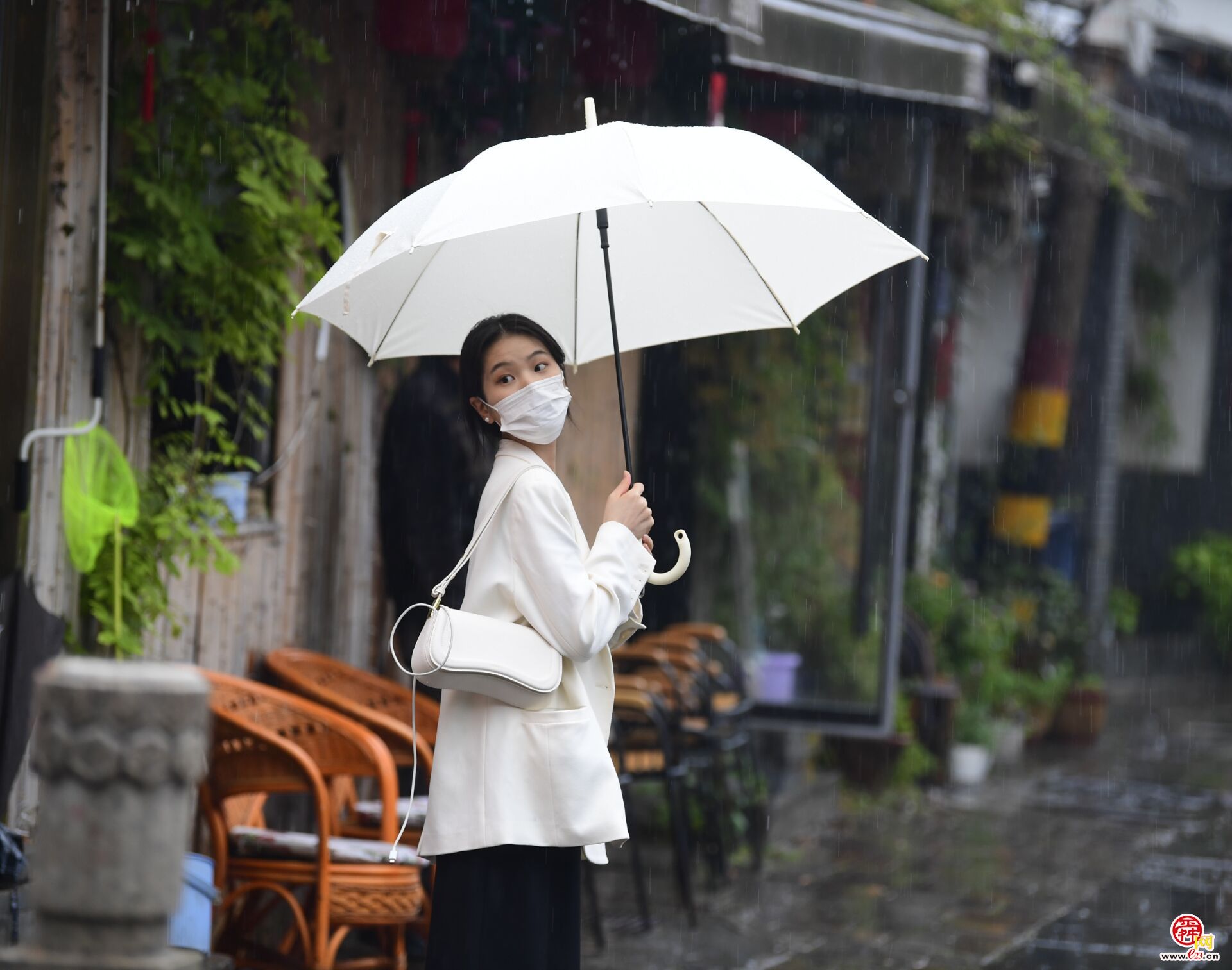 国庆首日迎秋雨绵绵，漫步老街体味泉城之美