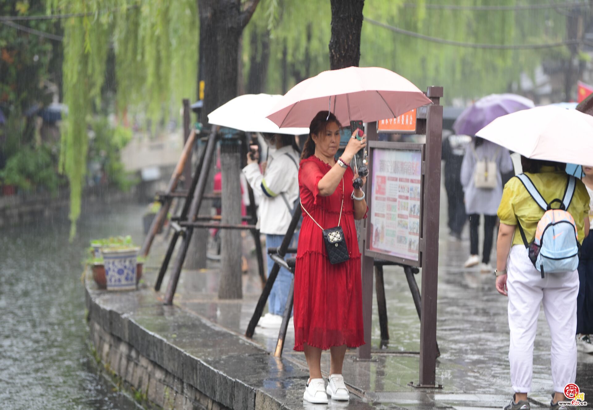 国庆首日迎秋雨绵绵，漫步老街体味泉城之美