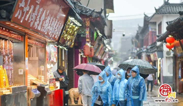 降雨降温难挡出游热 老城美食街依然热闹 