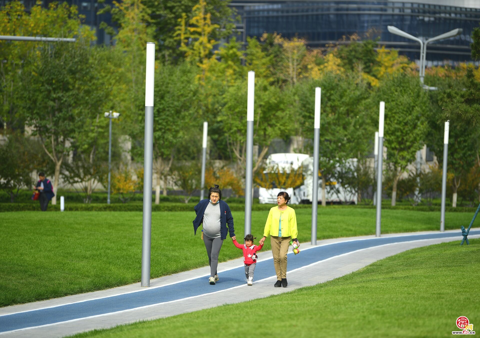 “健身步道”亮相中央商务区绸带公园