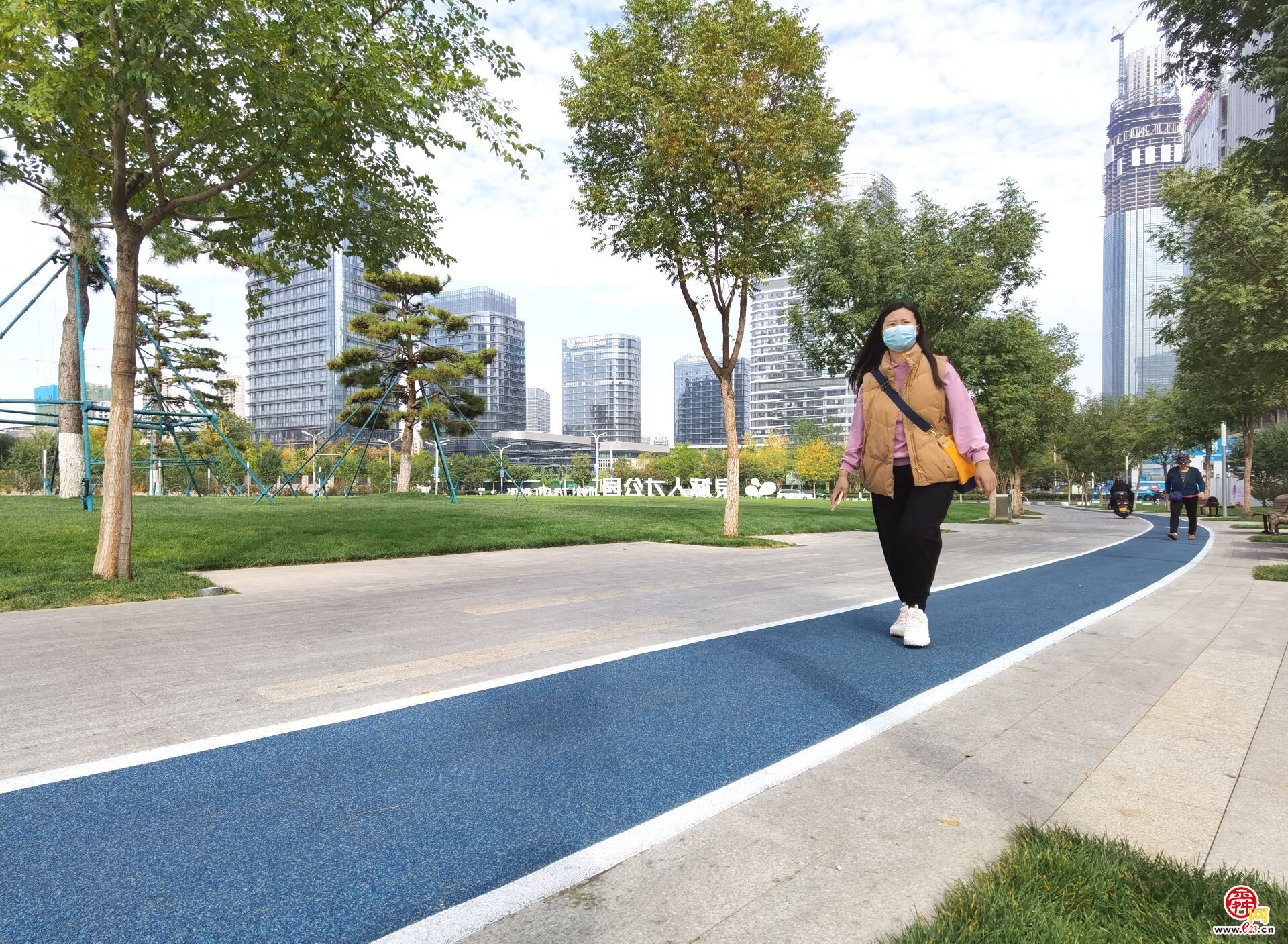 “健身步道”亮相中央商务区绸带公园