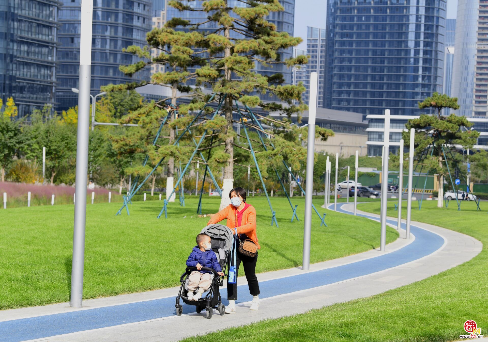 “健身步道”亮相中央商务区绸带公园