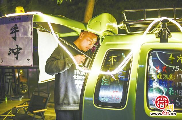 因向往诗和远方，改装“咖啡车”开启旅行 山东小伙驾车到30城卖咖啡