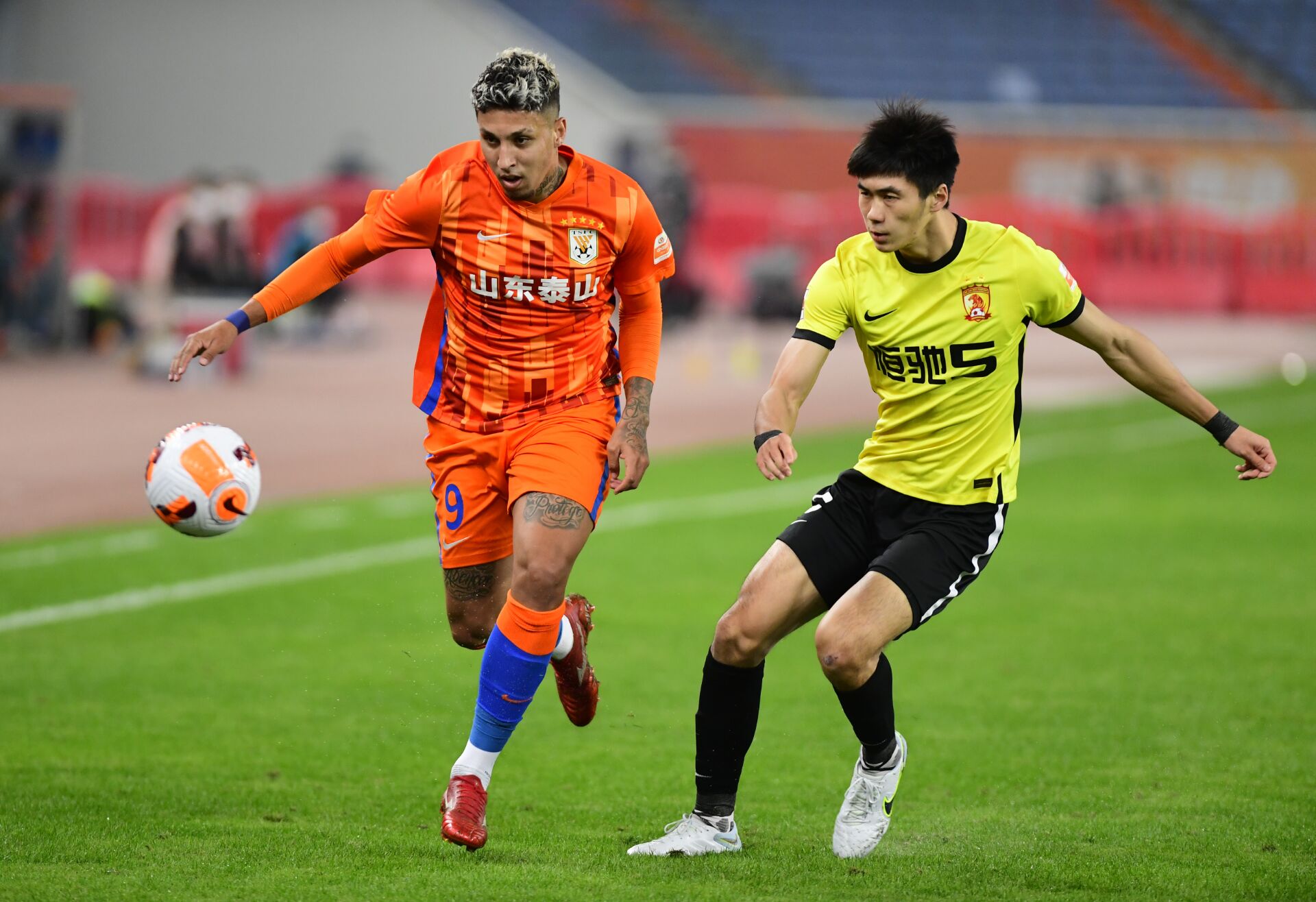 刘洋首开记录，克雷桑“双响”，山东泰山3：0广州队