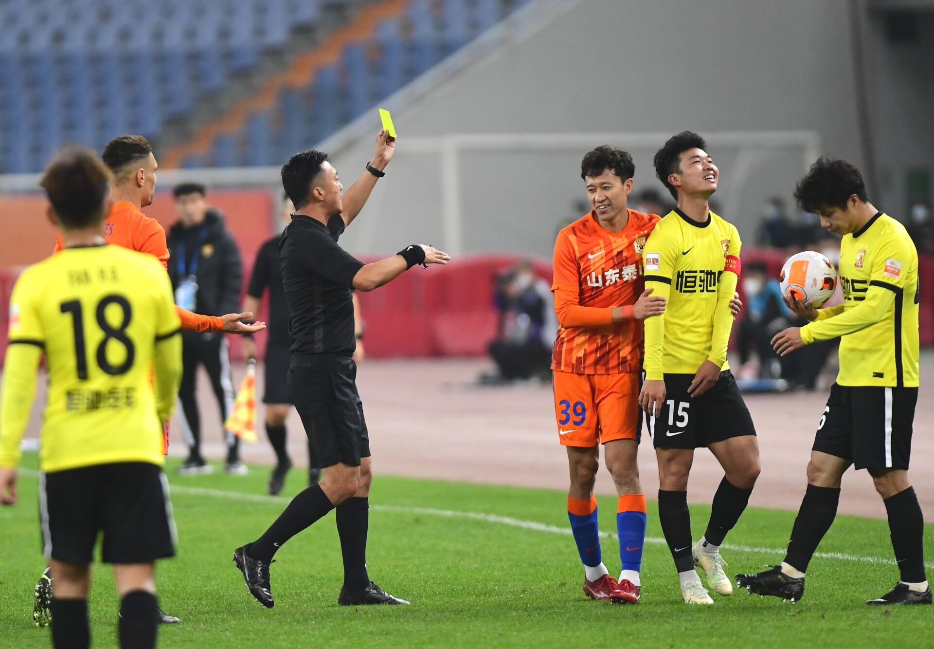 刘洋首开记录，克雷桑“双响”，山东泰山3：0广州队