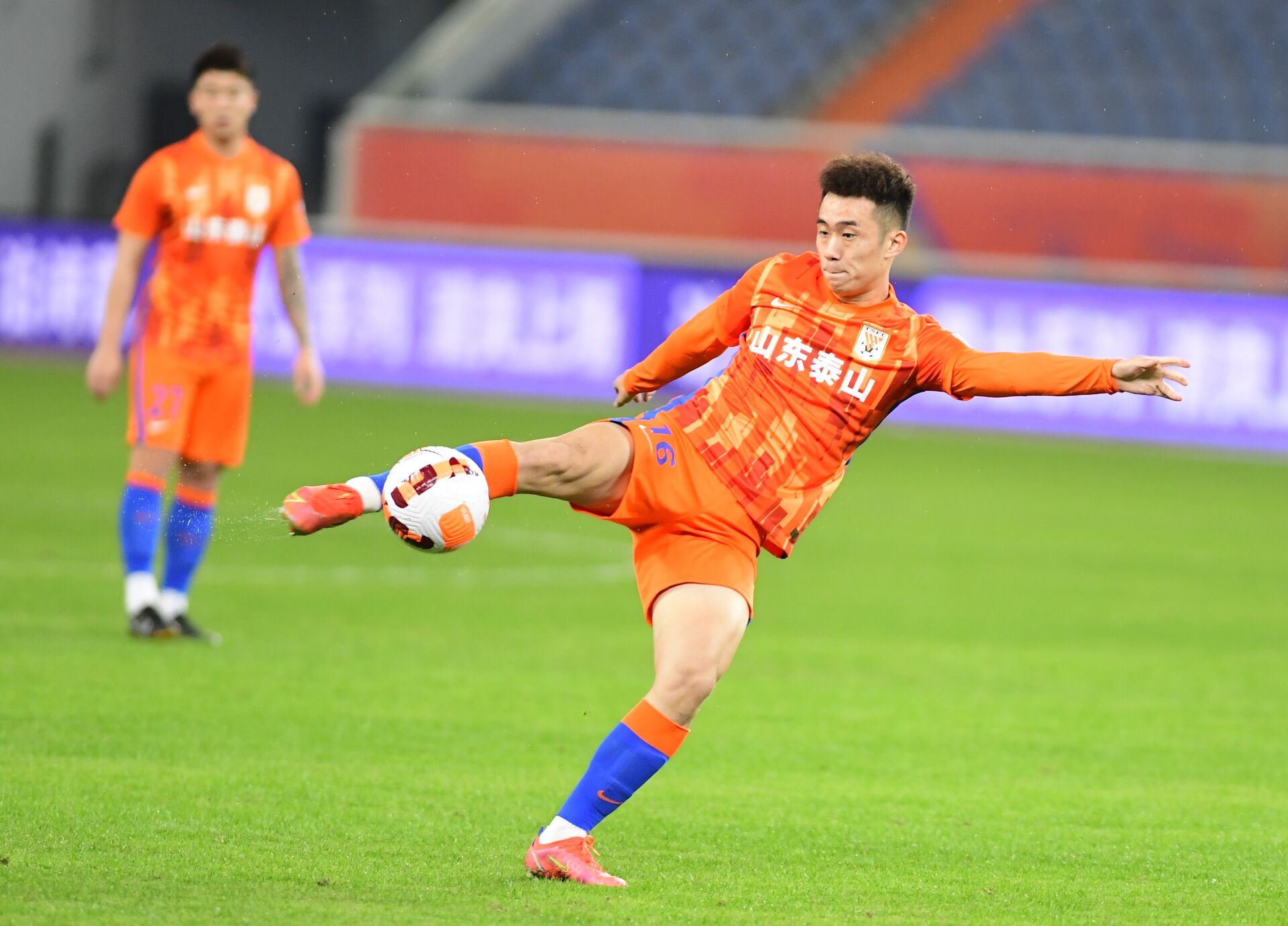 刘洋首开记录，克雷桑“双响”，山东泰山3：0广州队