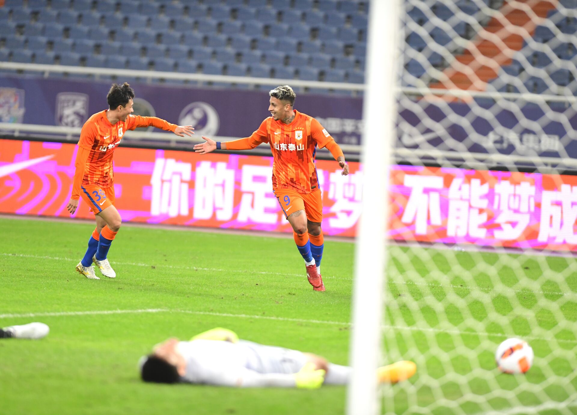 刘洋首开记录，克雷桑“双响”，山东泰山3：0广州队