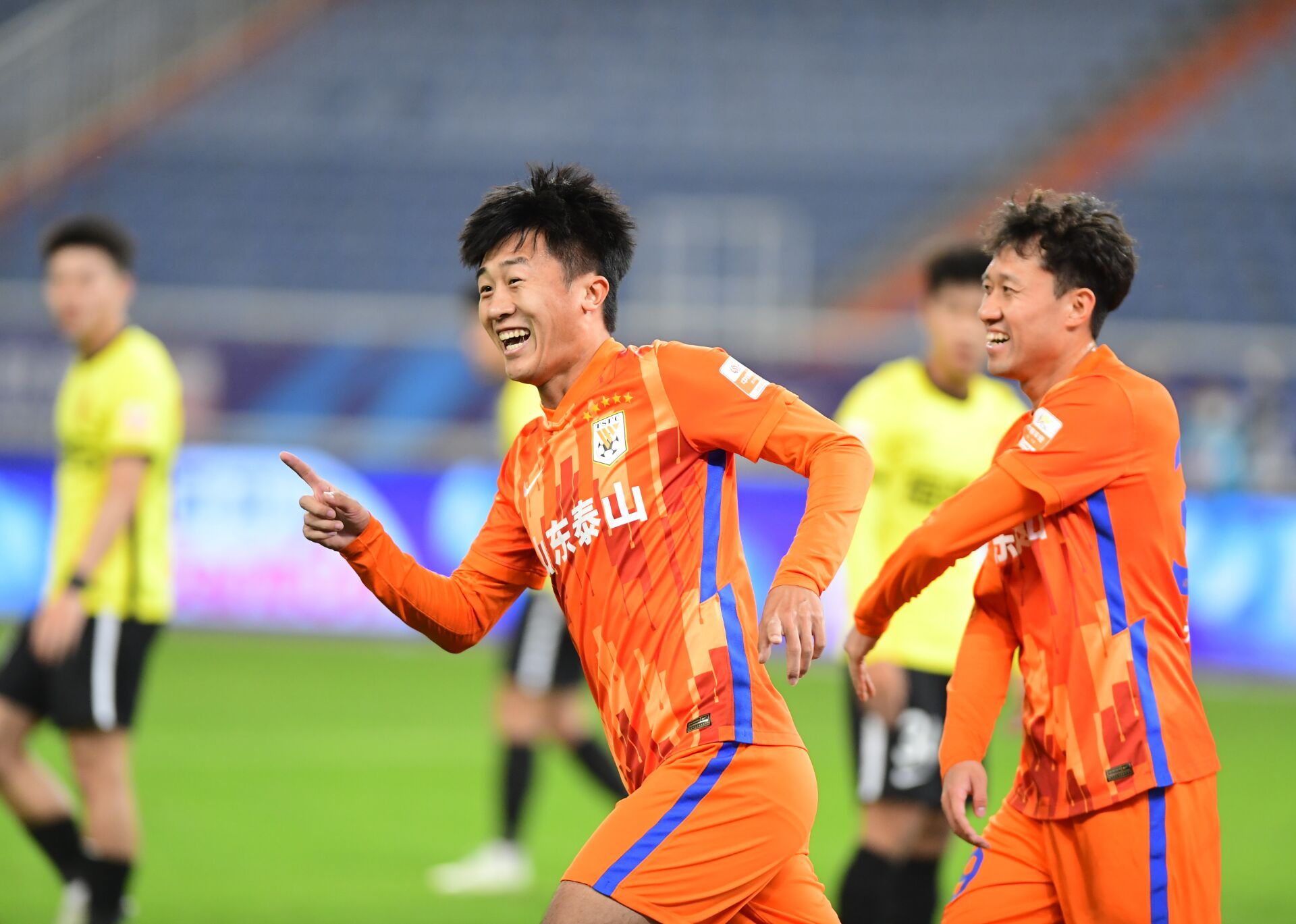刘洋首开记录，克雷桑“双响”，山东泰山3：0广州队