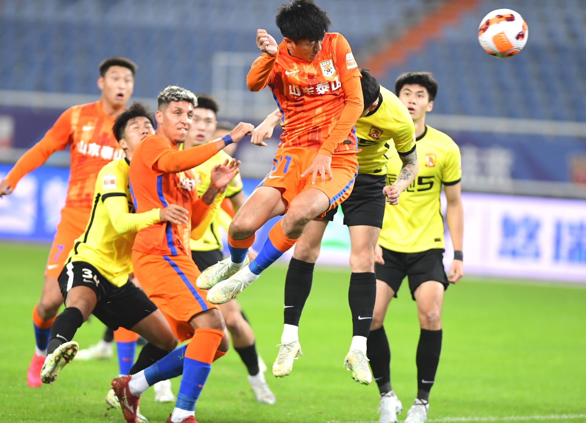 刘洋首开记录，克雷桑“双响”，山东泰山3：0广州队