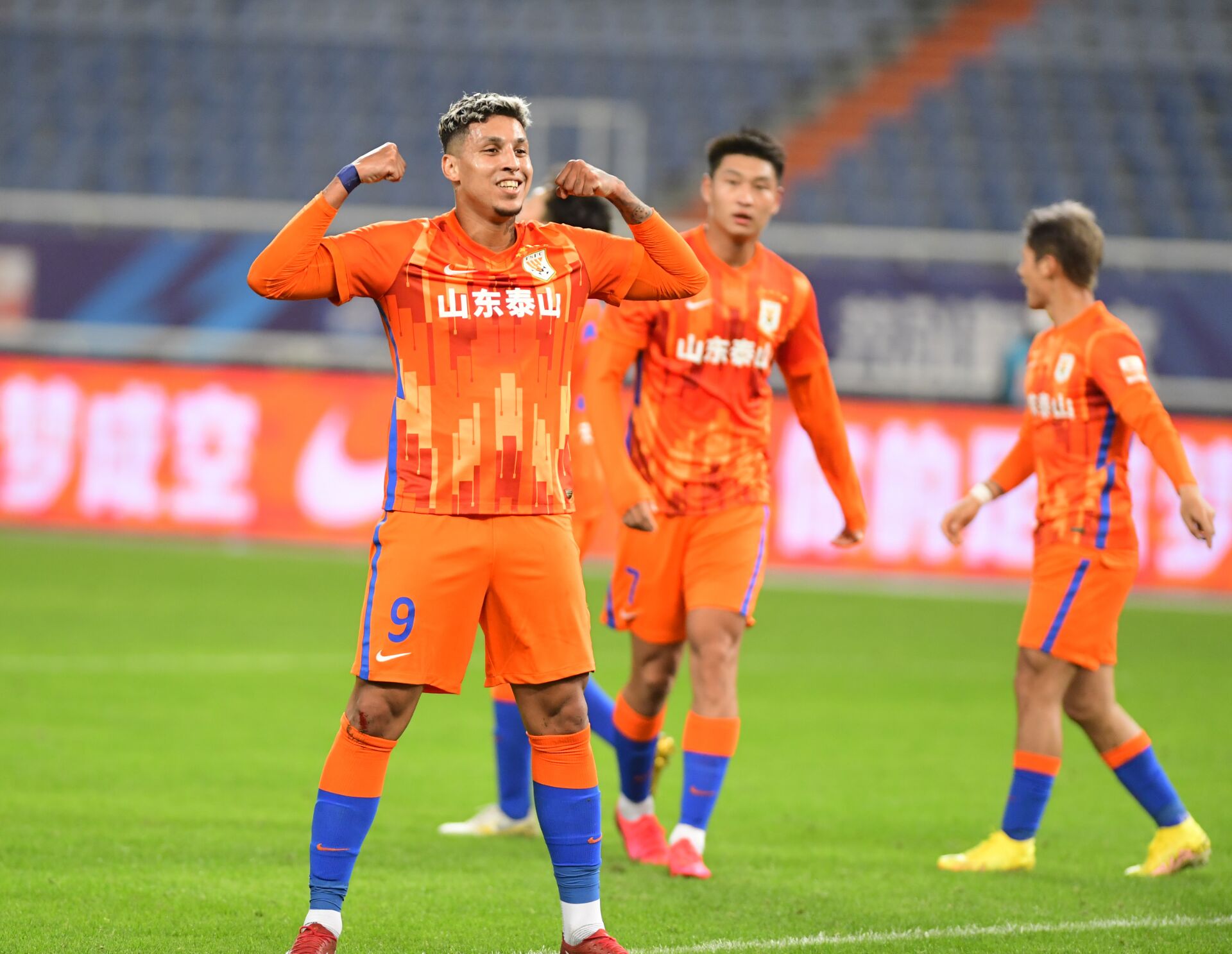 刘洋首开记录，克雷桑“双响”，山东泰山3：0广州队