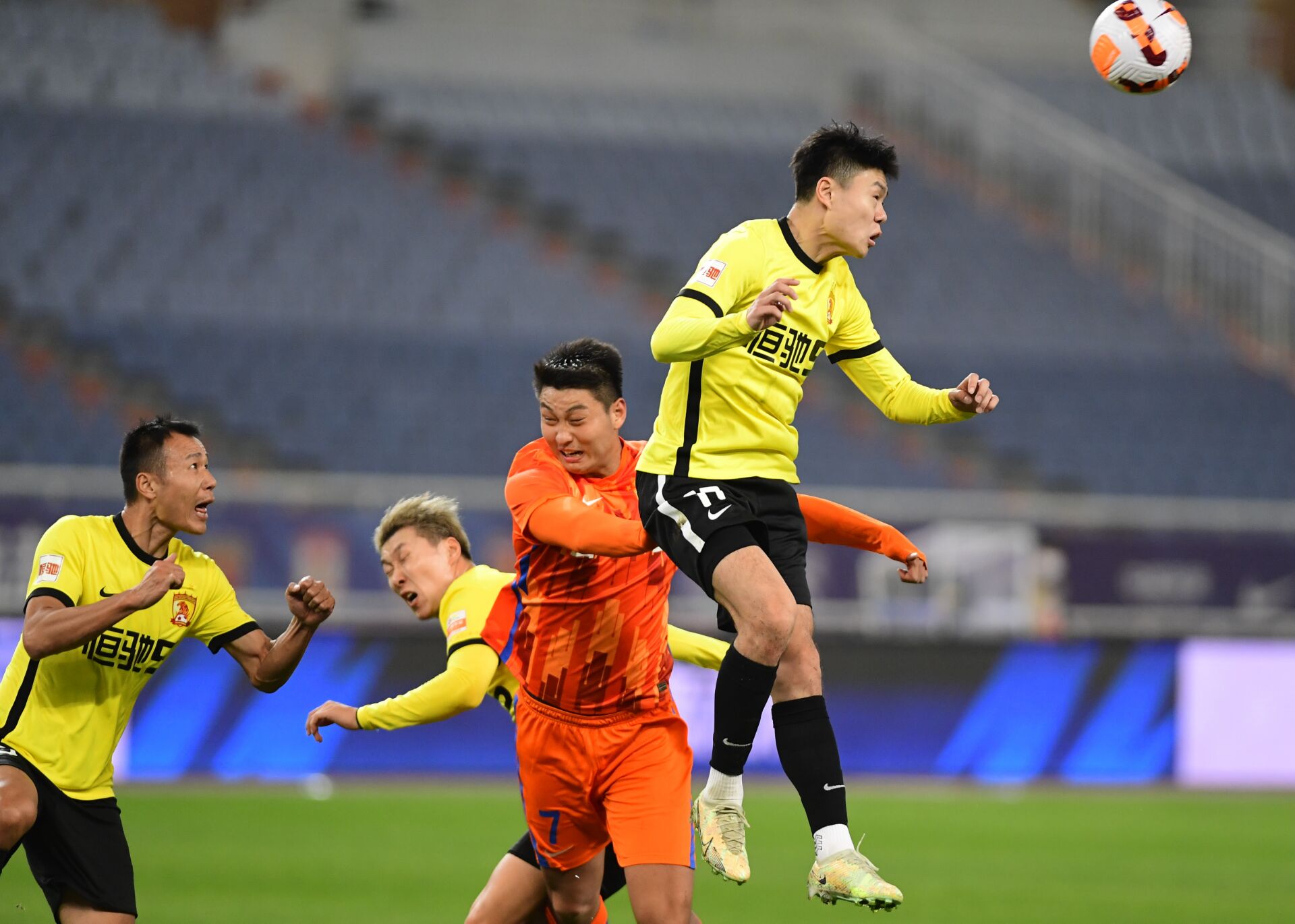 刘洋首开记录，克雷桑“双响”，山东泰山3：0广州队