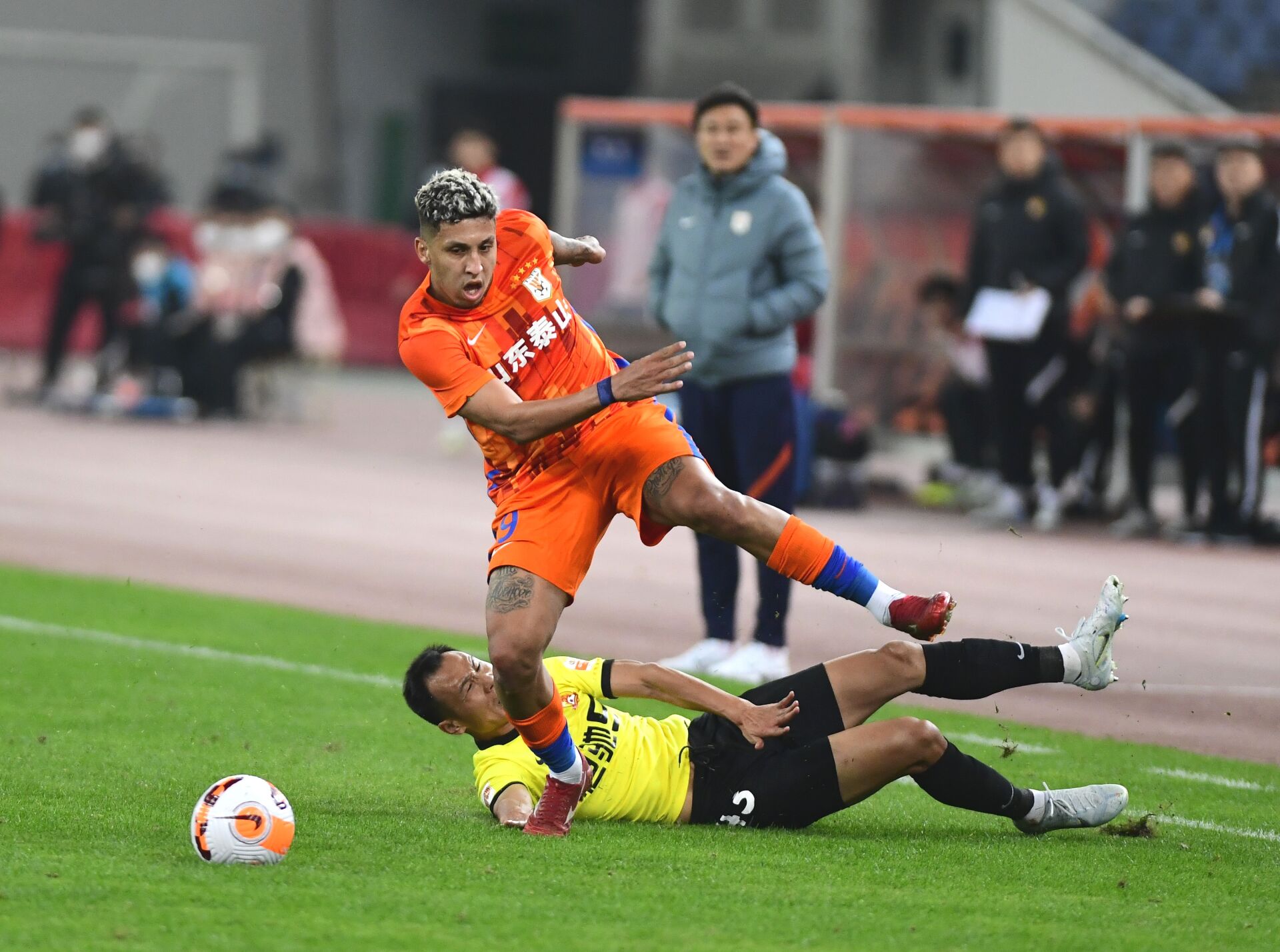 刘洋首开记录，克雷桑“双响”，山东泰山3：0广州队