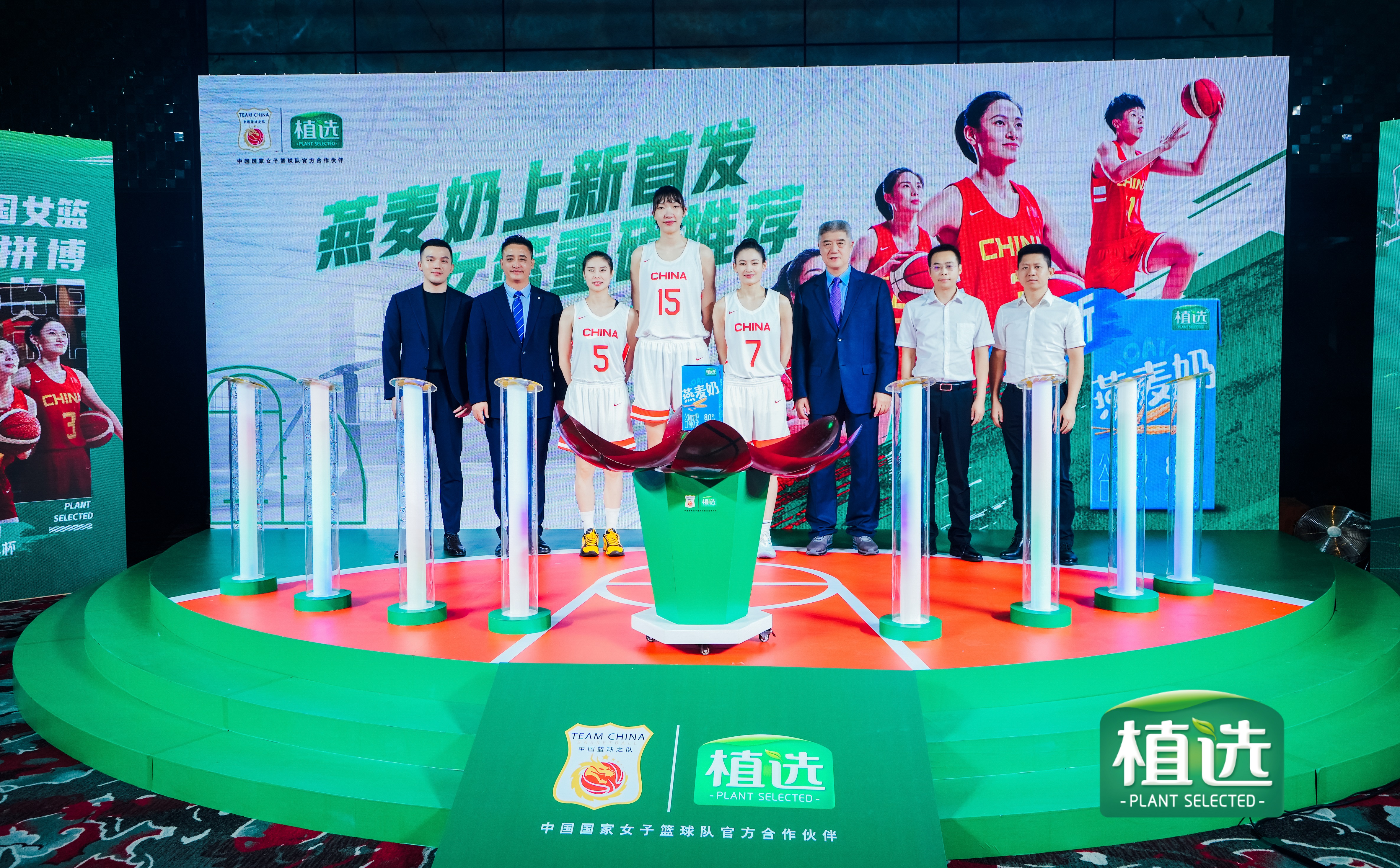 伊利植选燕麦奶新装首发上市，携手载誉而归的中国女篮传递向上力量