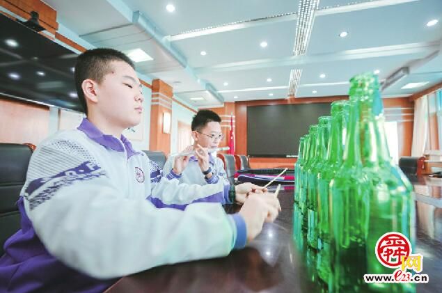 酒瓶、吸管、皮筋秒变乐器 物理课咋上成了音乐课