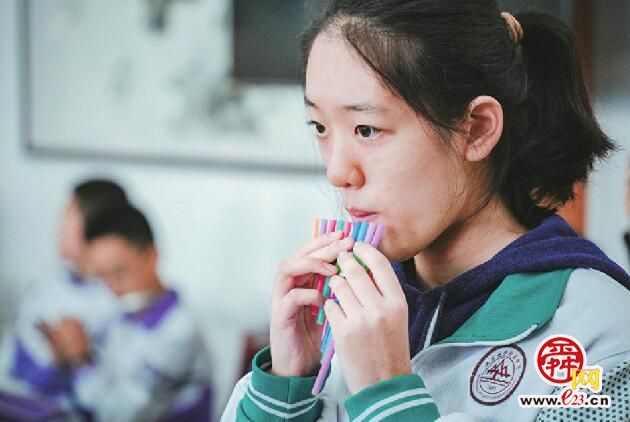 酒瓶、吸管、皮筋秒变乐器 物理课咋上成了音乐课