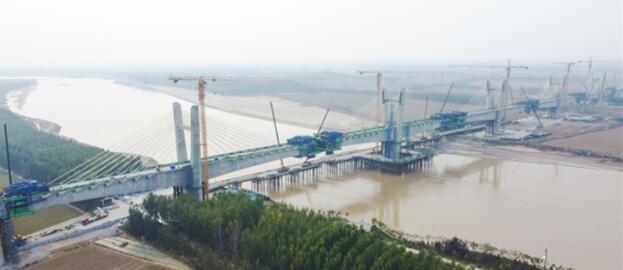 济郑铁路长清黄河特大桥首个边跨合龙