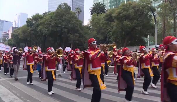 México celebra su tradicional Día de Muertos con multitudinario desfile alegórico