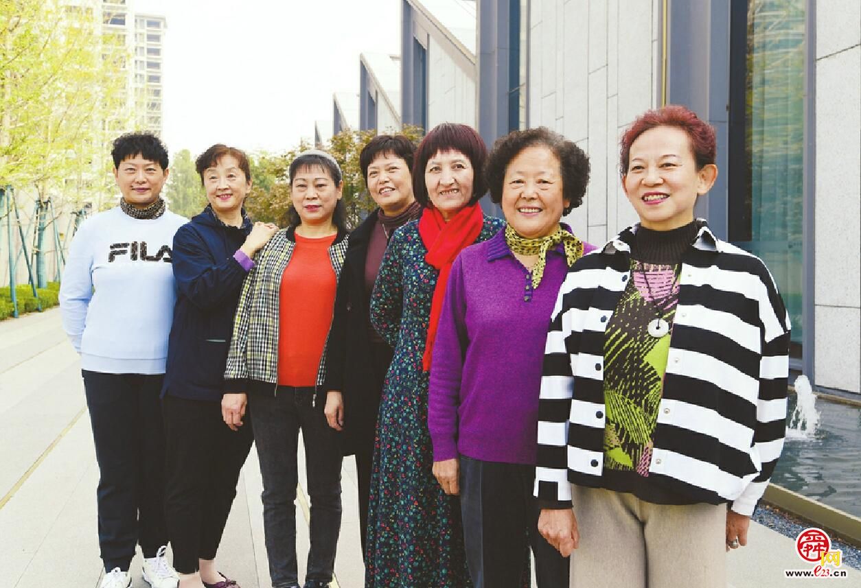 济南纺织女工“穿越”时空再叙“经纬”人生 一张老照片唤醒39年前的劳模青春