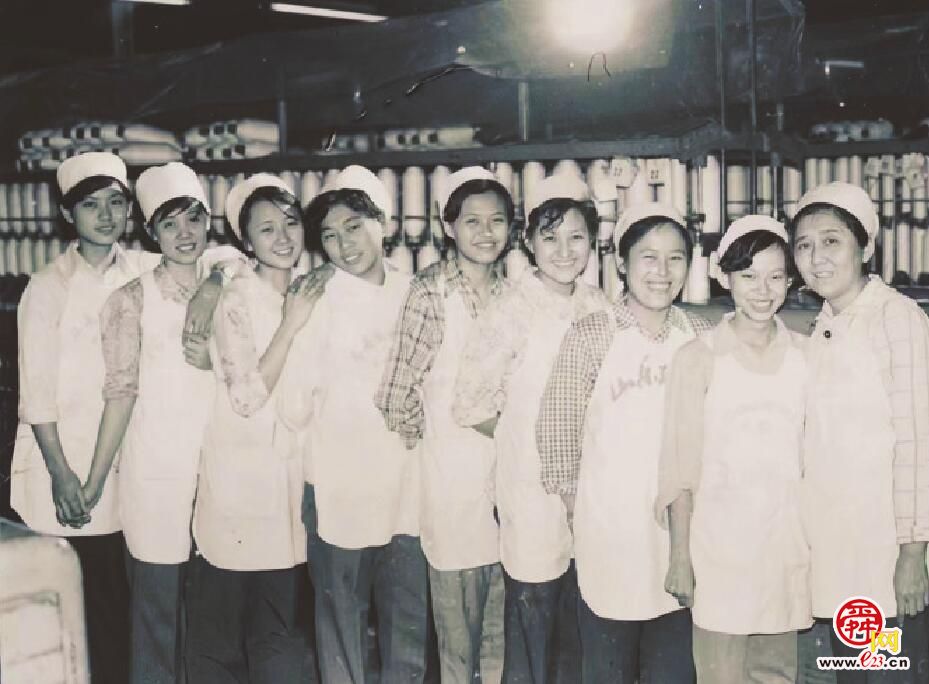 济南纺织女工“穿越”时空再叙“经纬”人生 一张老照片唤醒39年前的劳模青春