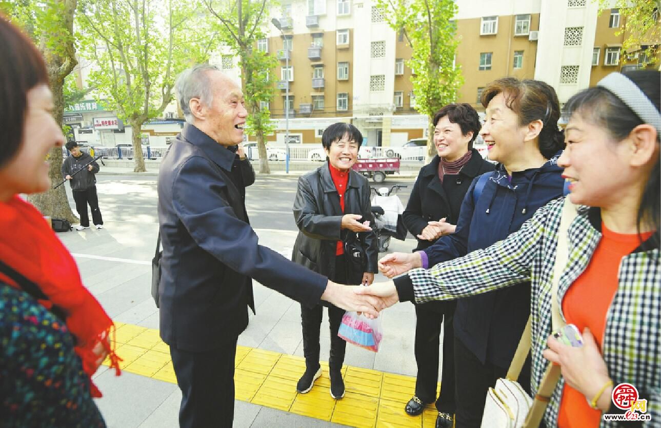 济南纺织女工“穿越”时空再叙“经纬”人生 一张老照片唤醒39年前的劳模青春