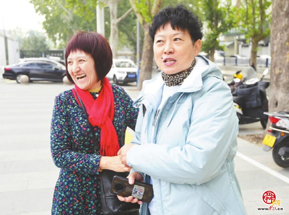 济南纺织女工“穿越”时空再叙“经纬”人生 一张老照片唤醒39年前的劳模青春