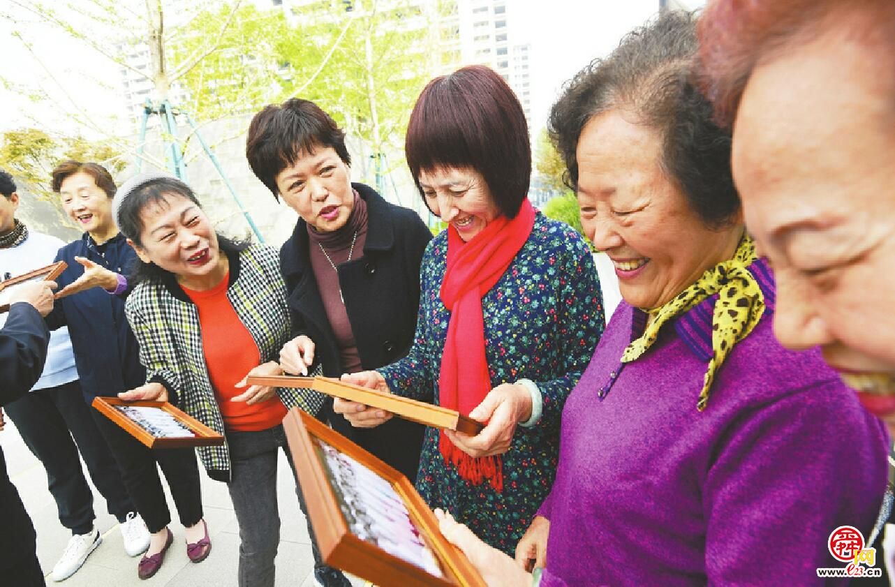 济南纺织女工“穿越”时空再叙“经纬”人生 一张老照片唤醒39年前的劳模青春