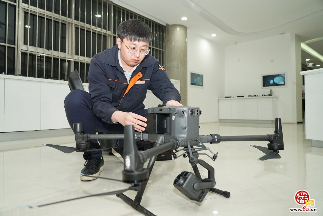 融媒·画像丨一个供暖季的巡检，一支无人机团队，他们是另一种“风雪夜归人”——夜间“飞手”