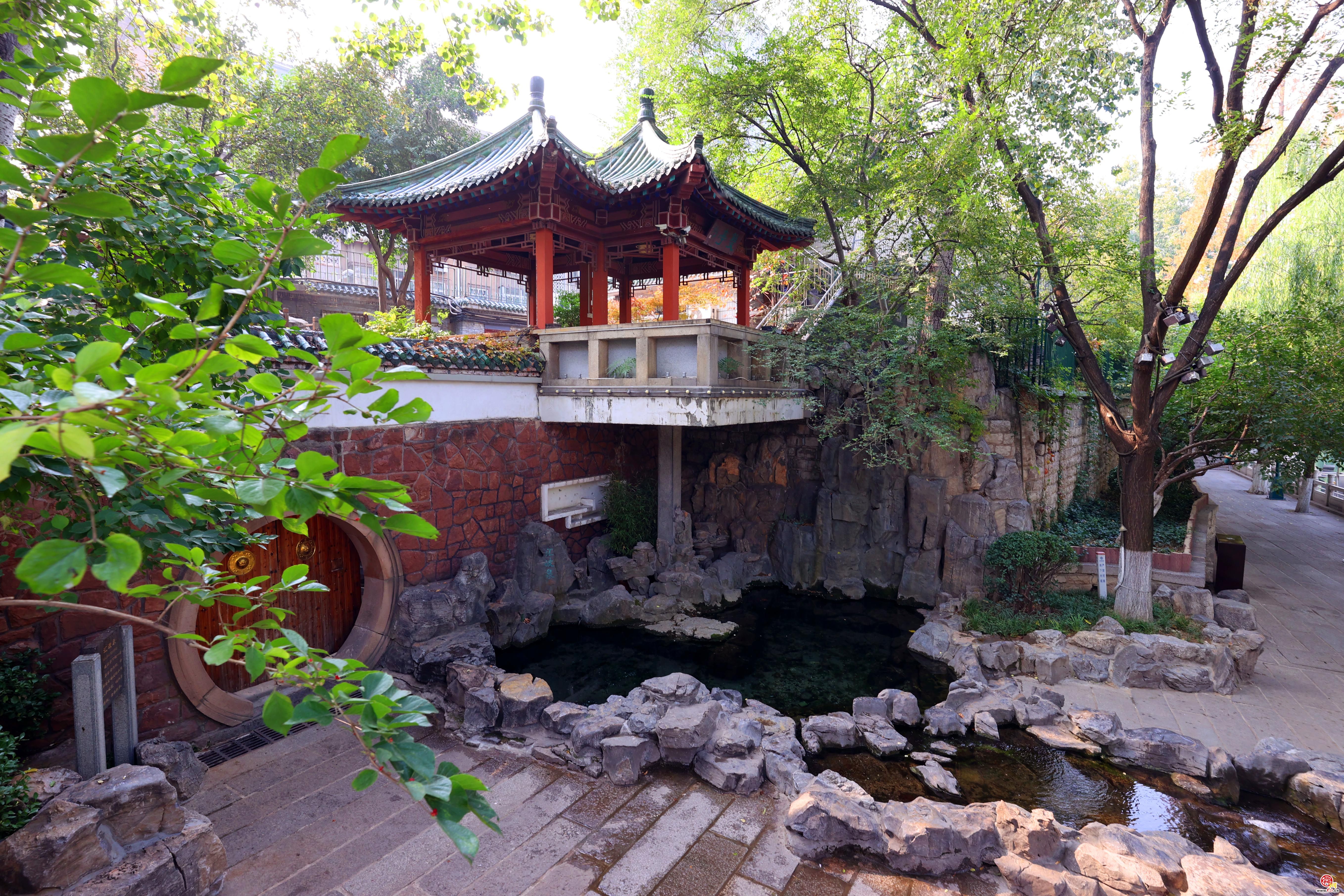 汇波泉：清泉喷涌成溪流 亭石相映景有趣