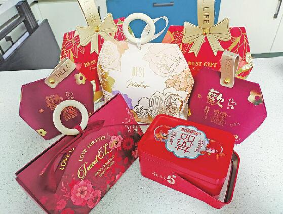 与新娘“一秒变闺蜜”婚礼氛围的“活跃达人” “95后”职业伴娘:订单背后的人间冷暖