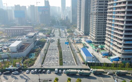 龙奥北路向东延伸 已至莲花山脚下