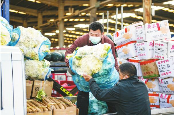 Le marché de gros des légumes de Jinan offre suffisamment de légumes et les prix sont stables.