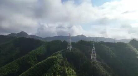 [영상] 中 안후이성, 험난한 산간지역에서 추진 중인 전력선 구축 프로젝트
