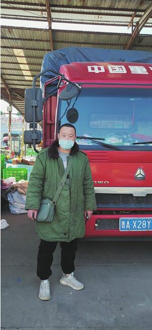 一位蔬菜货运司机的24小时：吃睡在车上 最怕被劝返 