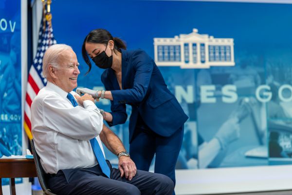 10月25日，美国总统拜登在华盛顿接种疫苗加强针。（新华社发）