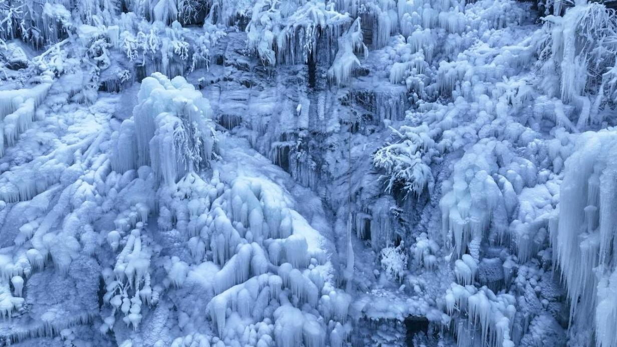 На Цюжушань горах ледяной водопад замечательно