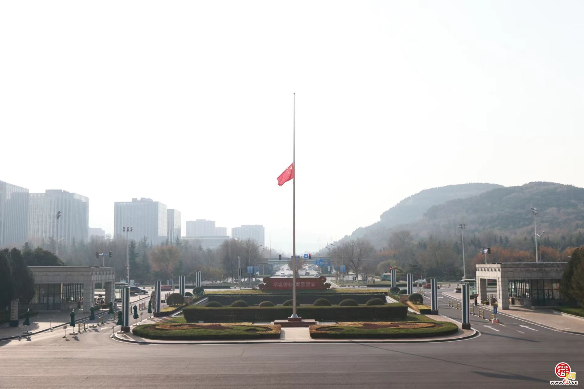 全市各级各部门各单位组织广大党员干部群众认真收听收看江泽民同志追悼大会实况