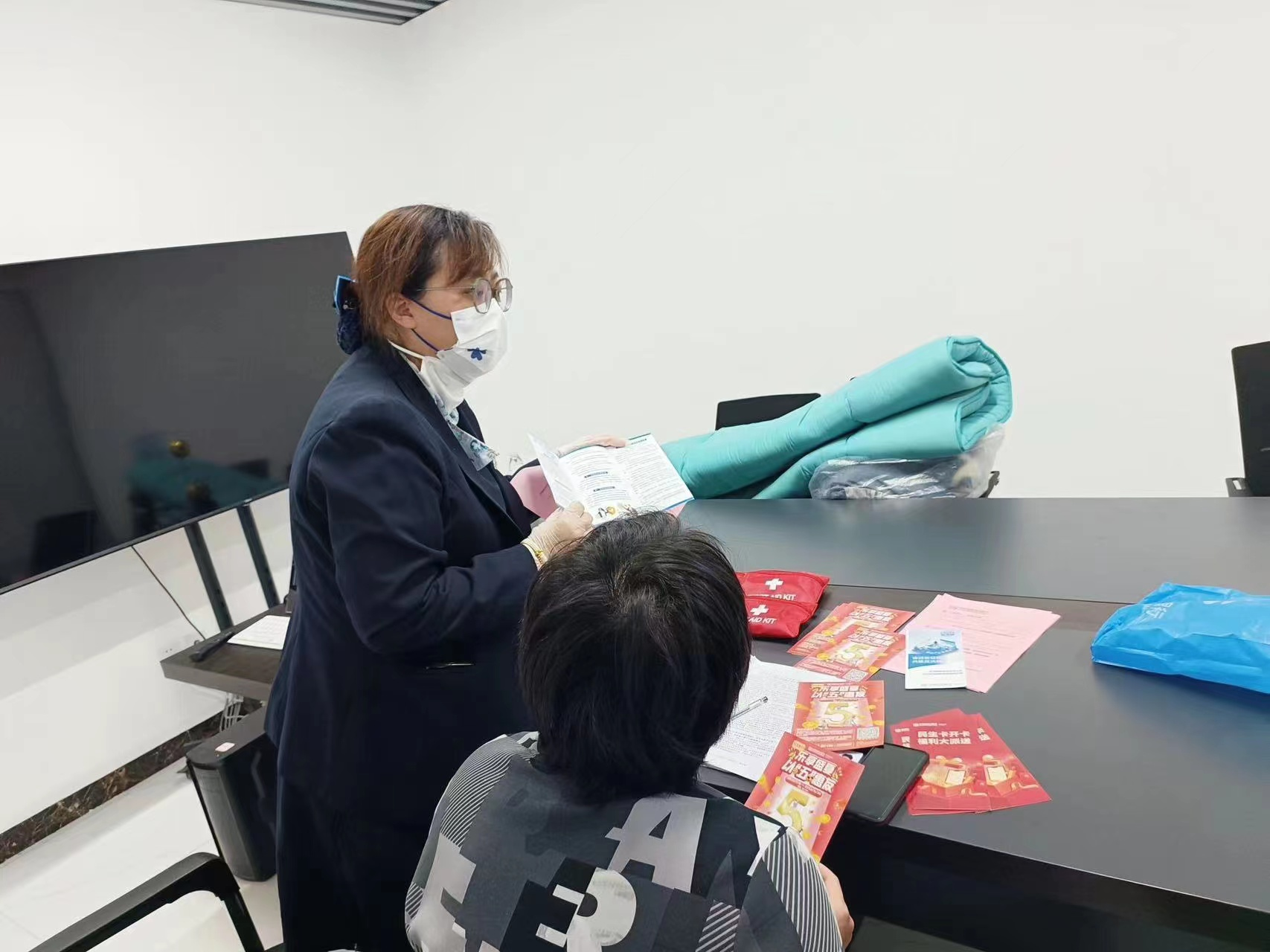 民生银行济南张庄路支行开展《个人信息保护法》宣传活动