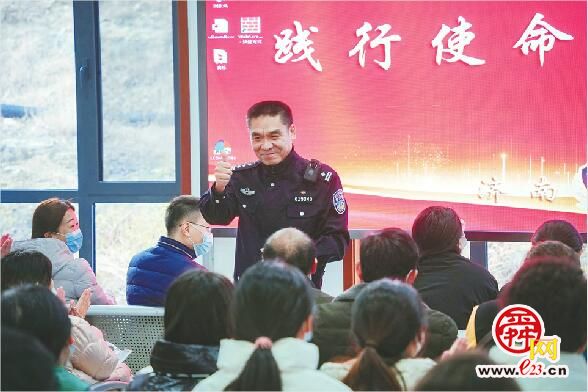 他是“段子手”，更是干实事的民警！交警张浩把易丢分项目编成脱口秀，为驾考考生减压