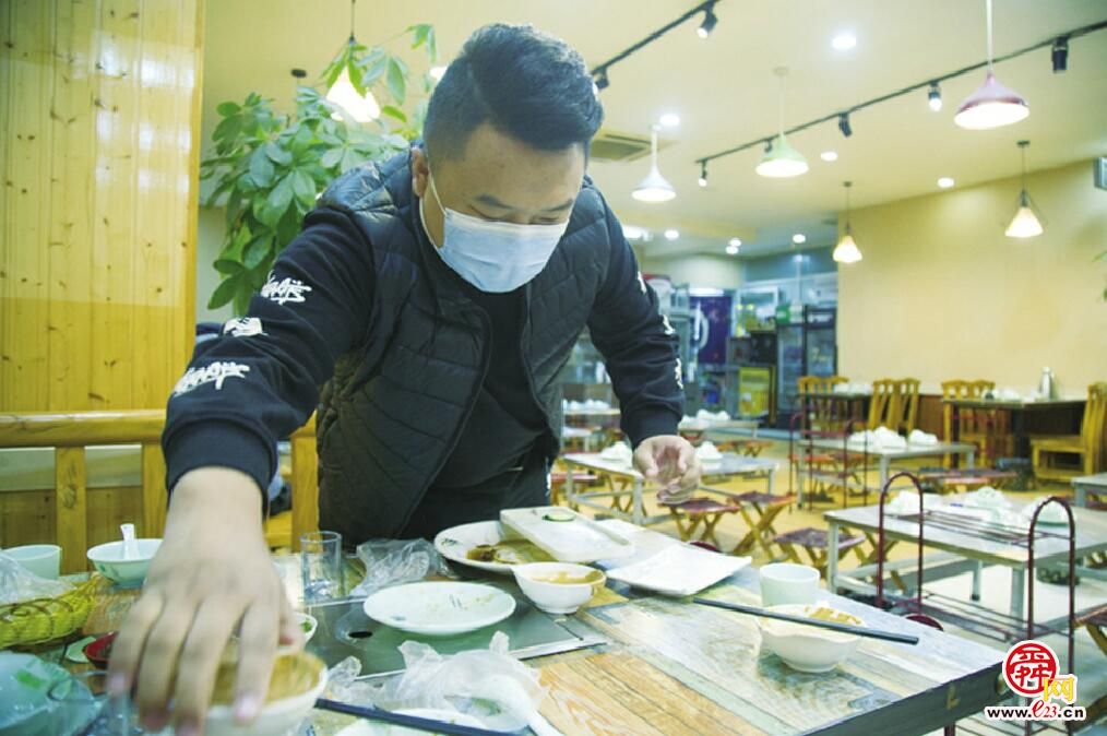 “吃碗面条要啥钱,下次再来我还免费!” 环卫工人吃早饭,餐饮店老板霸气免单获好评