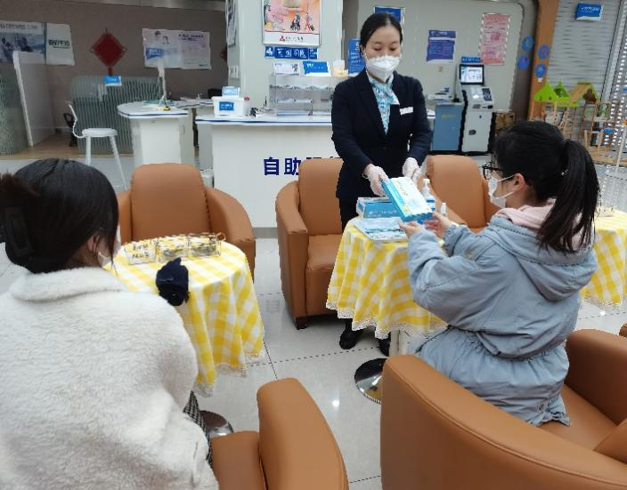 中国民生银行济南文东支行开展“新市民金融服务宣传月”活动