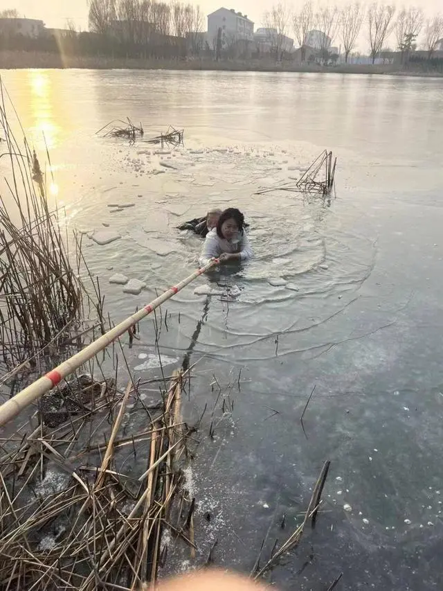 冰河暖流，乳山姑娘生理期跳入冰湖勇救老人